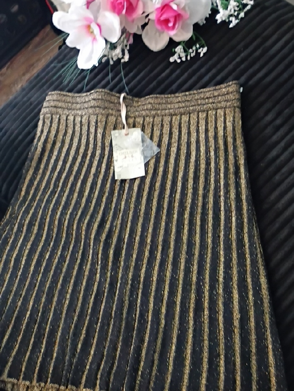 Chelsea & VIOLET Metallic Gold & Black Pleated Knit Skirt NWT